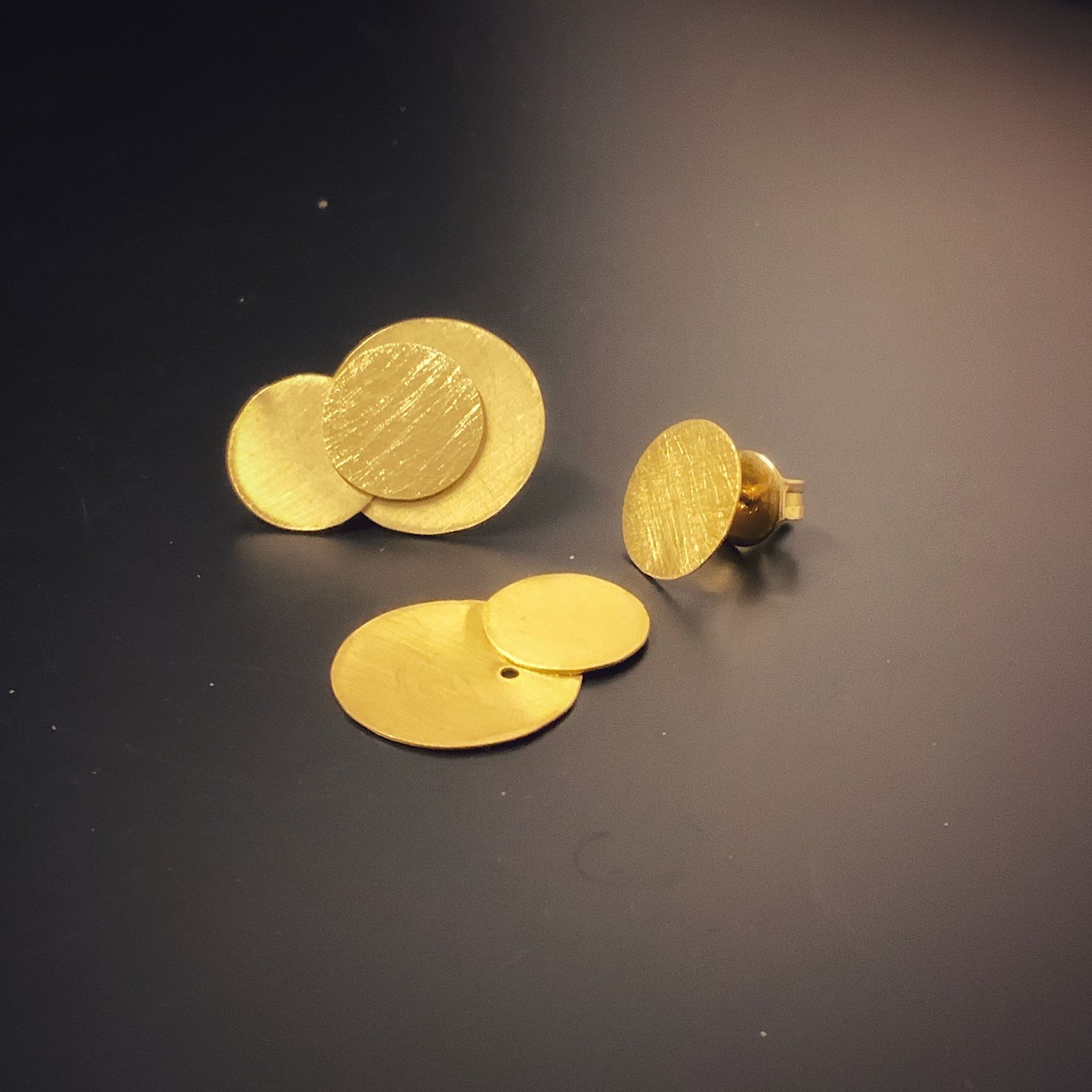 Pendientes de círculos de oro superpuestos