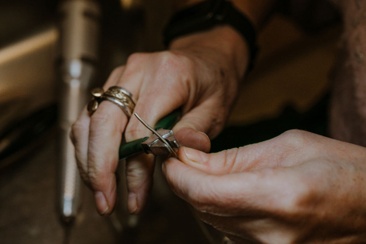 Maitena Ganboa moldeando un anillo con alicates durante un taller